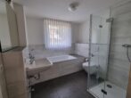 Bad - Neuwertige 3 Zimmer, Sonnenbalkon und Aufzug in 51427 BGL-Refrath (B6)